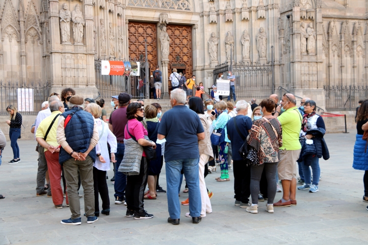 A tour guide in front of Barcelona's cathedral on October 11, 2021 
